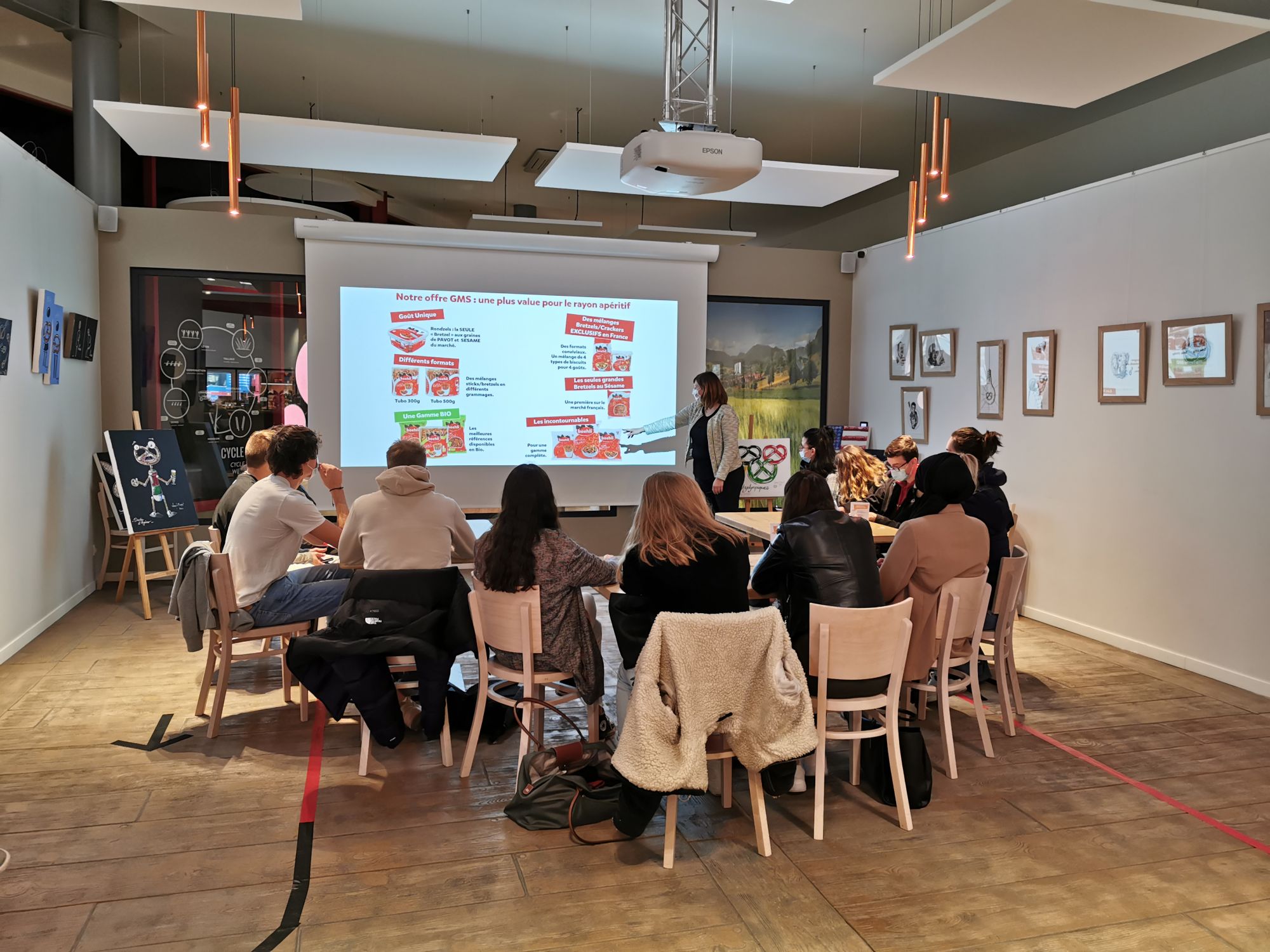 Photo d'un groupe d'étudiants qui regardent une présentation