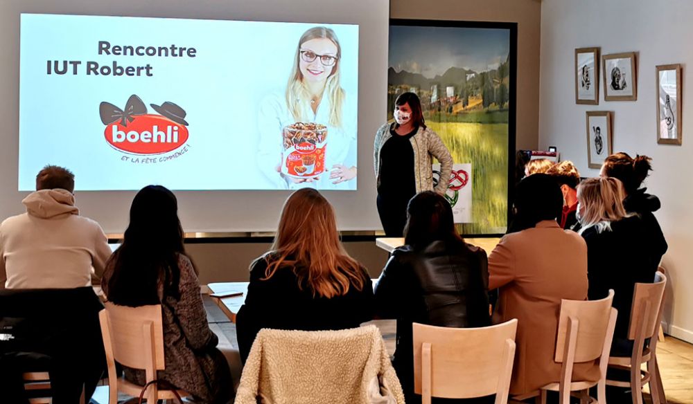 Photo d'un groupe d'étudiants qui regardent une présentation